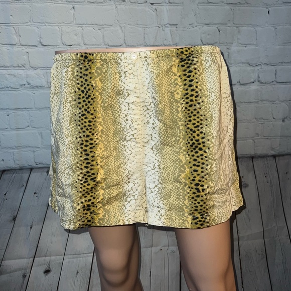 Victoria's Secret Pants - victoria’s secret yellow & tan cheetah print shorts size M